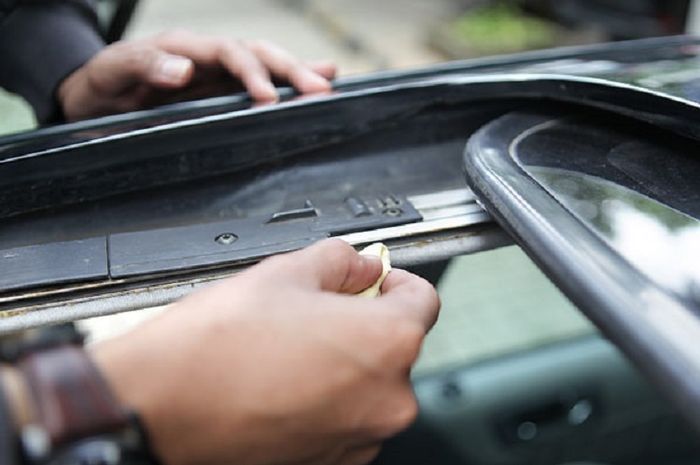 Cara Merawat Sunroof Mobil
