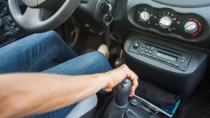 7 Penyebab Persneling Mobil Tidak Bisa Masuk Gigi, Cek Segera!