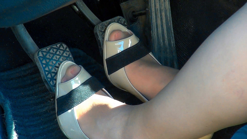 mobil melewati banjir