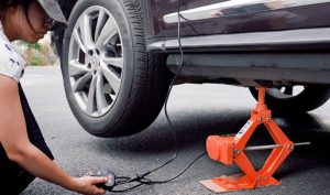 6 Cara Ganti Ban Mobil untuk Pemula, Pasti Bisa!