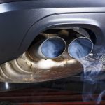 4 Penyebab Knalpot Mobil Keluar Asap Putih, Berbahaya?