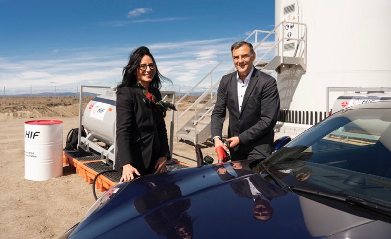 Porsche 911 sedang isi BBM eFuel