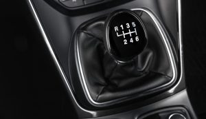 6 Ciri-Ciri Transmisi Mobil Manual Rusak, Segera Atasi!