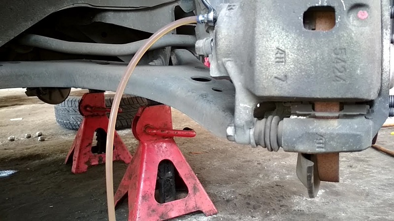 cara mengganti minyak rem mobil