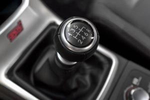 6 Cara Merawat Transmisi Mobil Manual, Jangan Abai!
