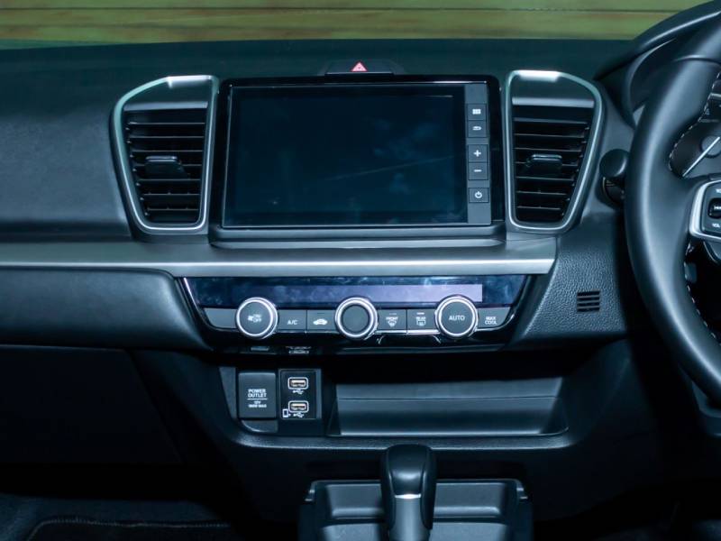 kelebihan honda city terbaru - head unit besar