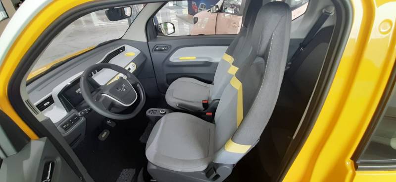 spesifikasi Wuling Mini EV - interior