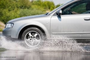 Apa itu Aquaplaning? Penyebab Kecelakaan Mobil Saat Hujan