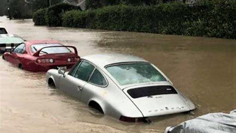 mobil melewati banjir