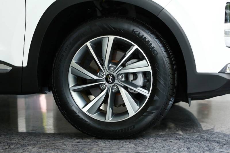 Tips Pilih Ban Mobil Ketika Hujan