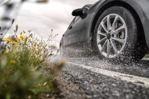 4 Tips Pilih Ban Mobil Ketika Hujan, Mudah!
