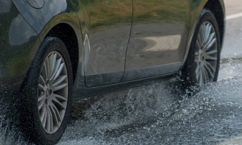 bahaya air hujan untuk mobil