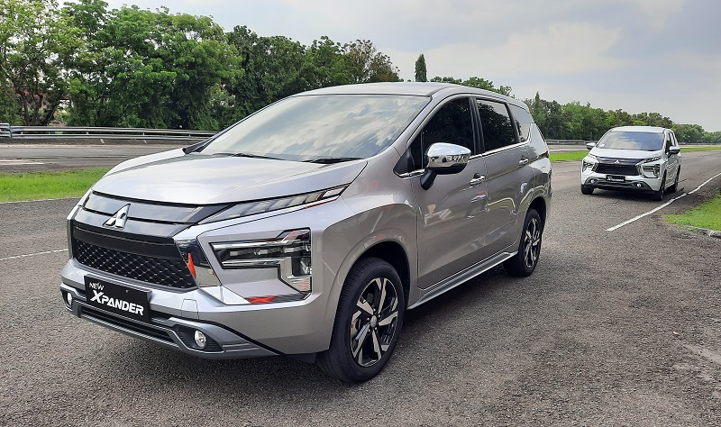 Penggunaan Lampu Hazard Mobil Saat Hujan, Boleh? lampu hazard saat hujan