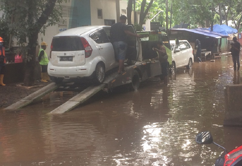 cara mengatasi mobil terendam banjir