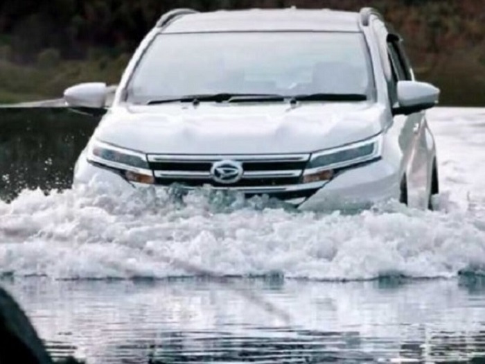 Air Masuk Ke Knalpot Mobil Saat Banjir? Cuma Mitos mobil melewati banjir