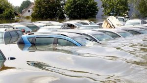 8 Cara Mengatasi Mobil Terendam Banjir, Jangan Distarter!