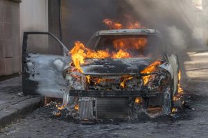 10 Penyebab Mobil Terbakar yang Bisa Dicegah & Cara Mengatasinya!