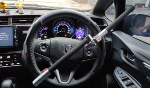 6 Rekomendasi Kunci Setir Mobil yang Aman, Murah!