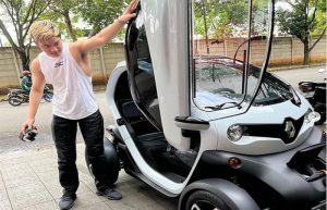 Azka Corbuzier Naik Mobil Listrik Renault Twizy, Berapa Harganya?