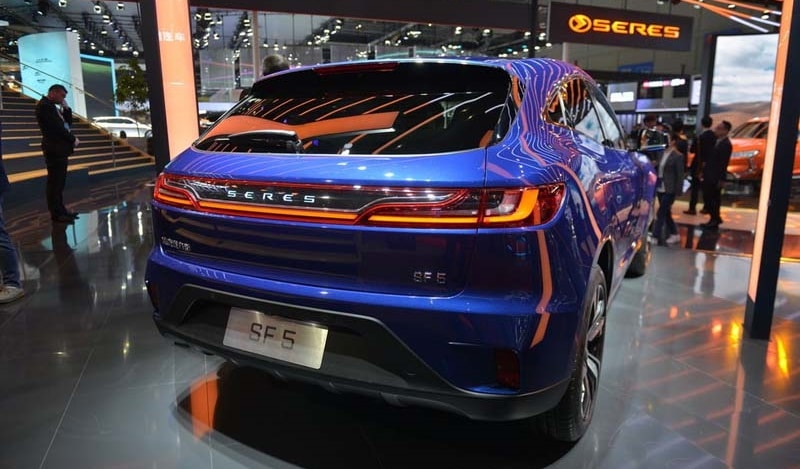 dfsk seres sf5 - tampak belakang