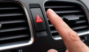 Penggunaan Lampu Hazard Mobil Saat Hujan, Boleh?