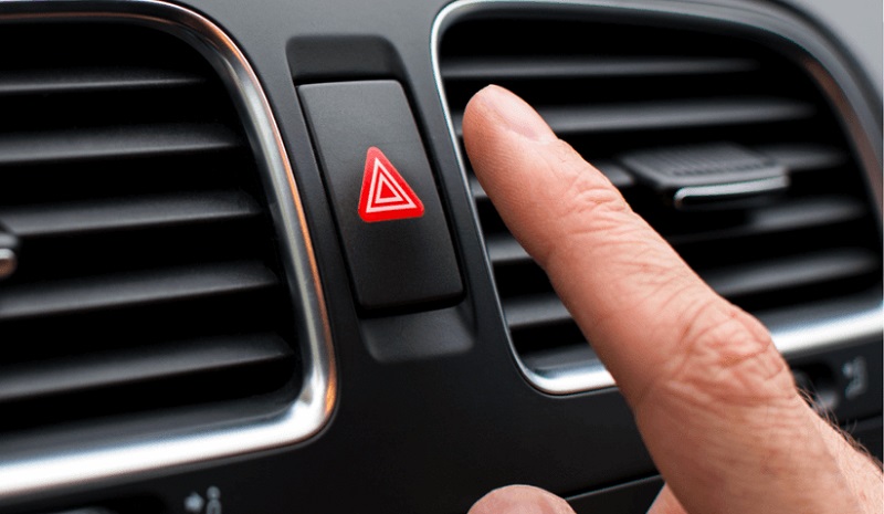 lampu hazard mobil saat hujan