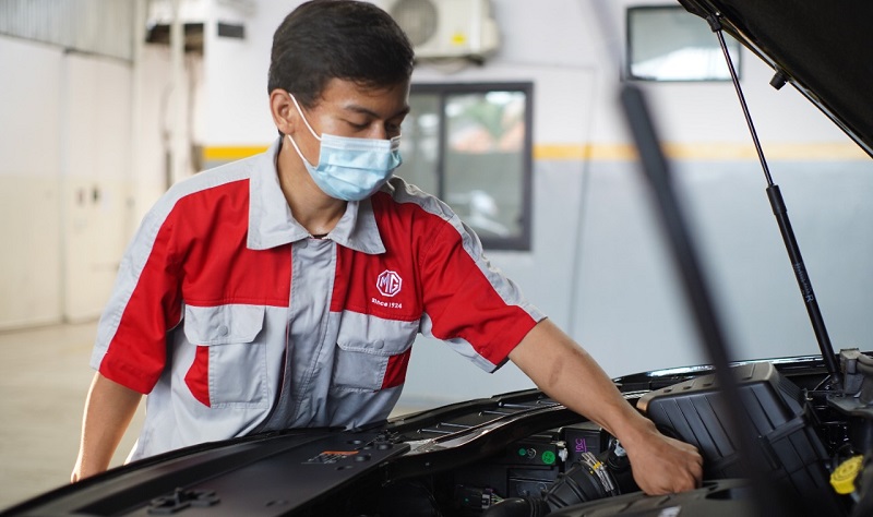 Teknisi mobil memperbaiki mobil kebanjiran