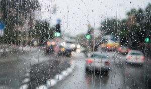 12 Tips Berkendara Mobil yang Aman Saat Hujan, Hindari Bahaya di Jalan!