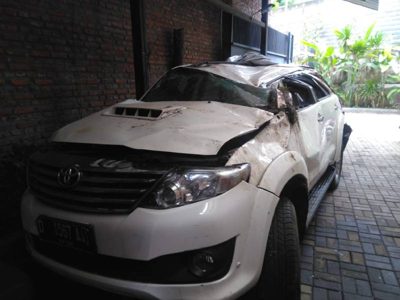 Hyundai Creta ringsek tertimpa truk kontainer