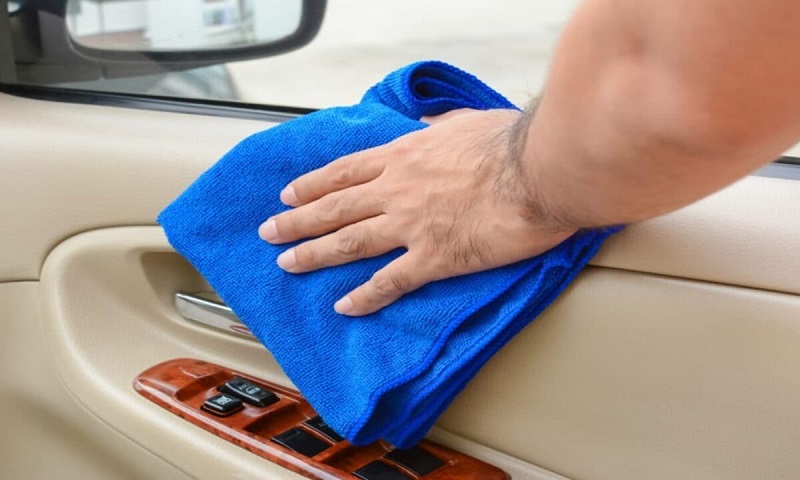 7 Cara Membersihkan Interior Mobil, Harus Rutin Biar Ga Bau! cara membersihkan interior mobil