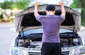 7 Cara Mengatasi Mobil Mogok di Jalan