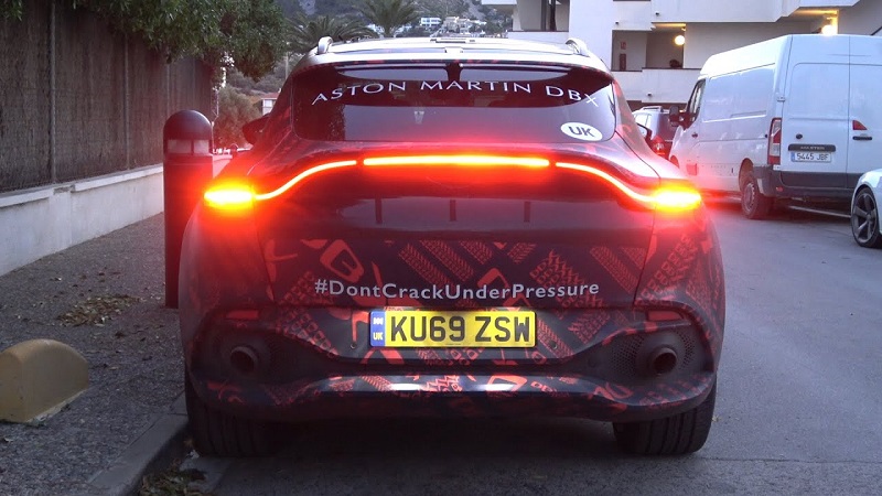aston martin dbx 2022 - dbx s tampak belakang