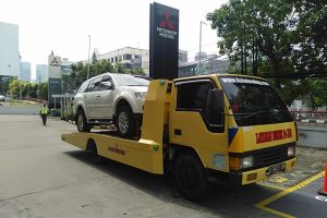 4 Cara Derek Mobil Matik, Jangan Asal Tarik!