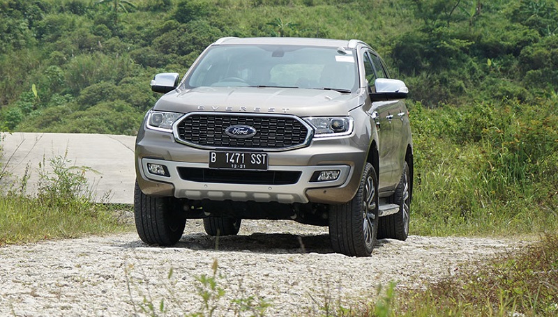 Spesifikasi ford everest titanium 2.0L - tampak depan