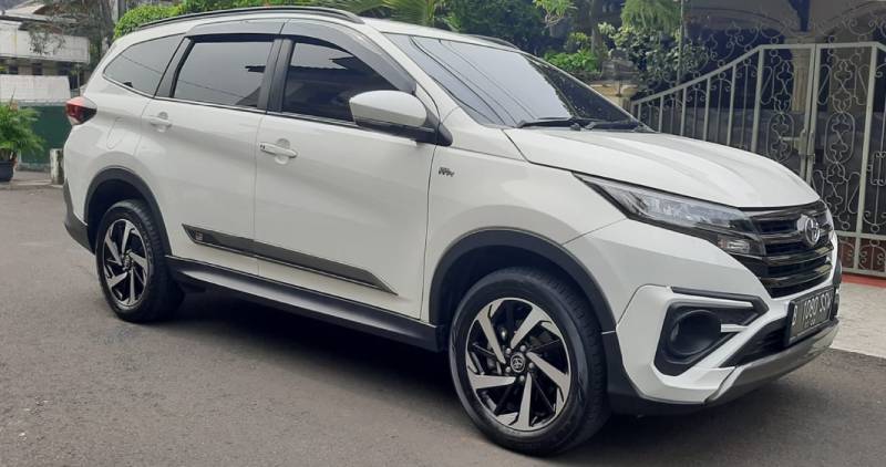10 Daftar Mobil Bekas Harga 200 Jutaan: Pilihan Terbaik di Tahun 2024 Toyota Rush tipikal SUV sejati dengan ground clereance setinggi 220 mm