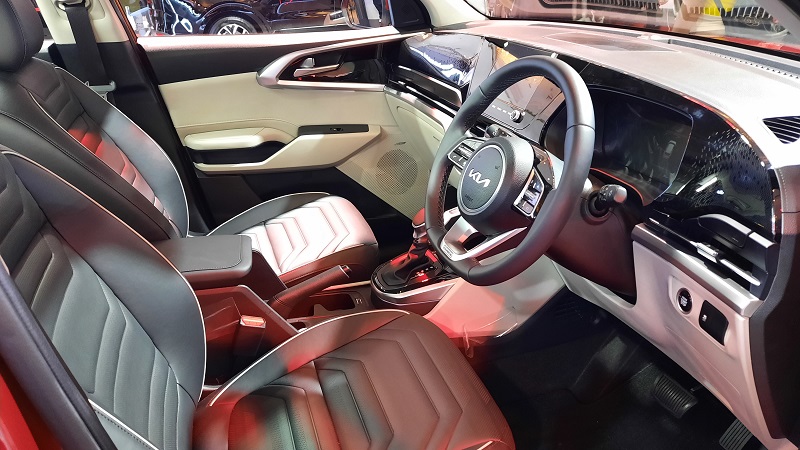 spesifikasi kia carens - interior