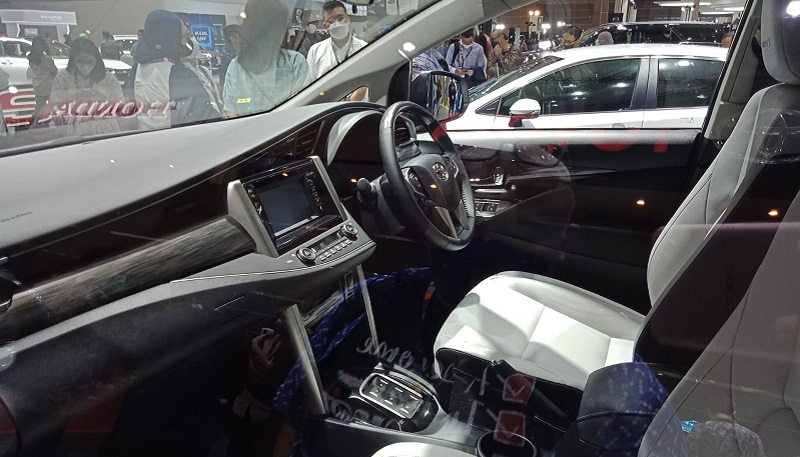 spesifikasi toyota kijang innova ev - interior