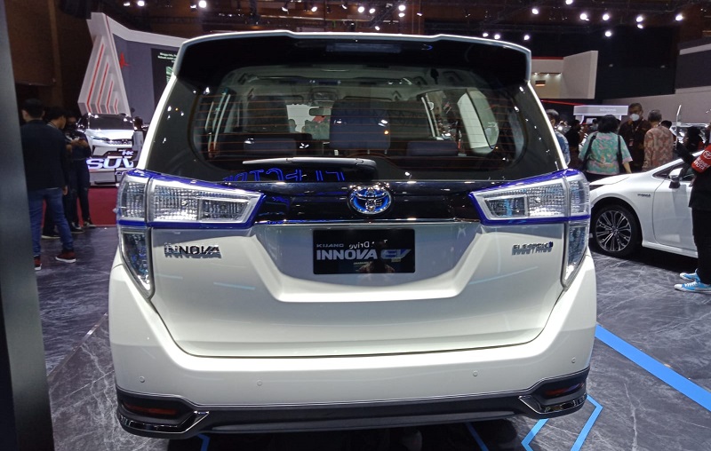 spesifikasi toyota kijang innova ev - tampak belakang