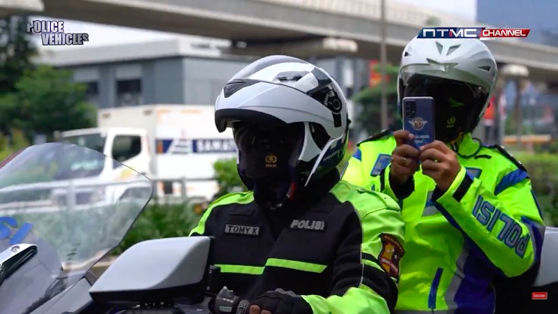 Etle mobil menggunakan smartphone polisi