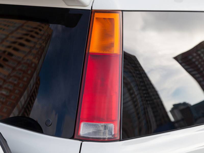 lampu rem warna merah