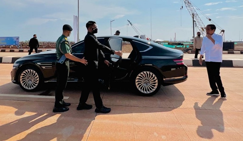 jokowi naik genesis g80 electric 002