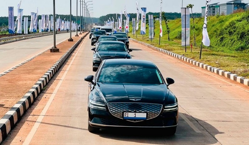 jokowi naik genesis g80 electric 003