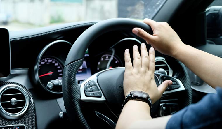 Penyebab Klakson Mobil Mati