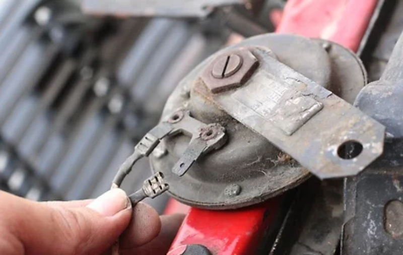 Penyebab Klakson Mobil Mati