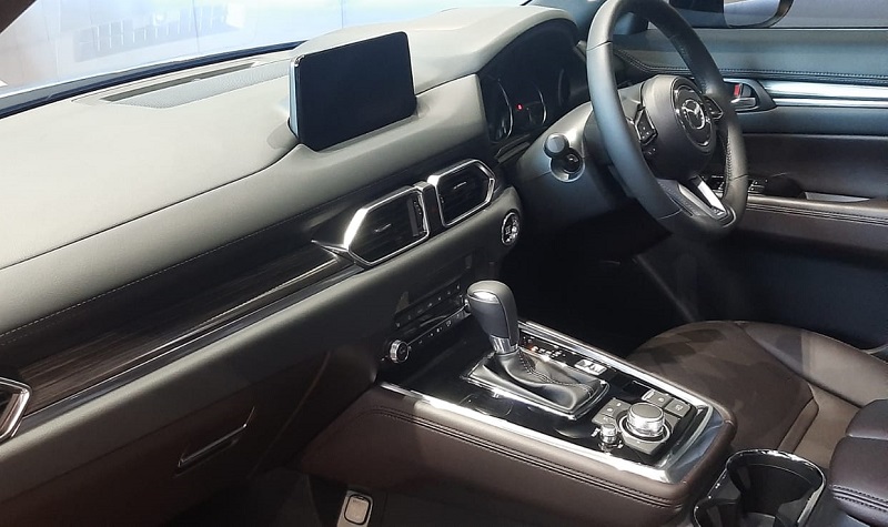 spesifikasi mazda cx-8 - interior