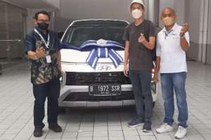 Hyundai Serahkan unit Stargazer Pertama Ke Konsumen
