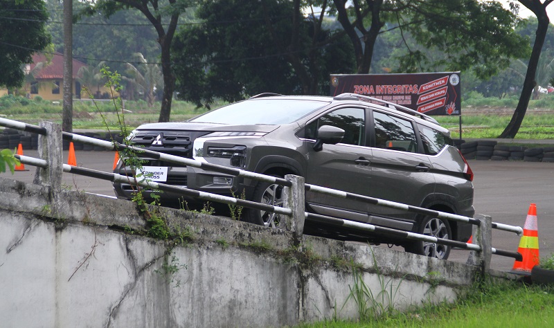 first drive xpander cross 2022 - kuat nanjak