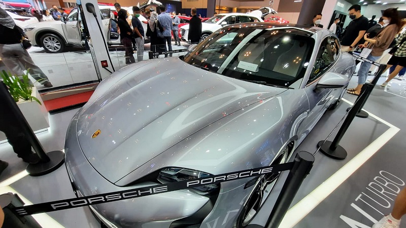 mobil mewah porsche taycan