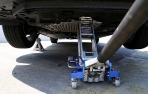 5 Cara Dongkrak Mobil yang Aman untuk Pemula!
