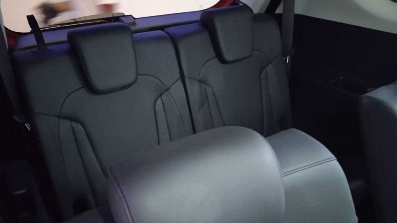 Duduk di bangku baris ketiga Staragazer